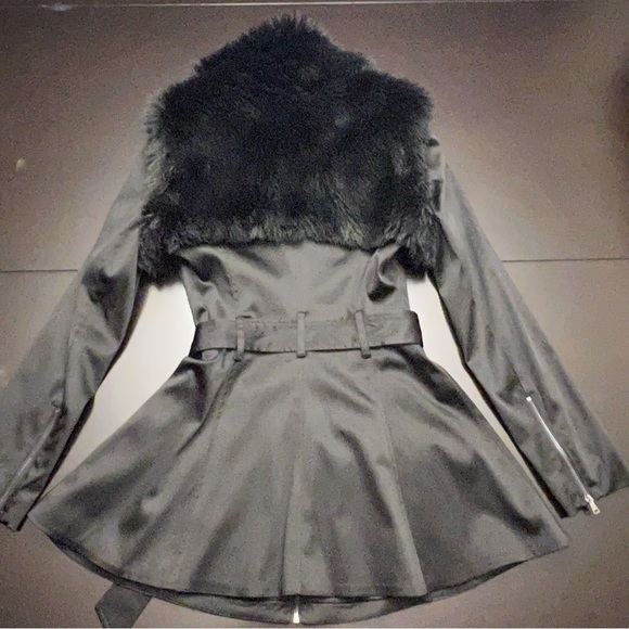 Black trench coat with faux fur shrug collar - Picture 8 of 16